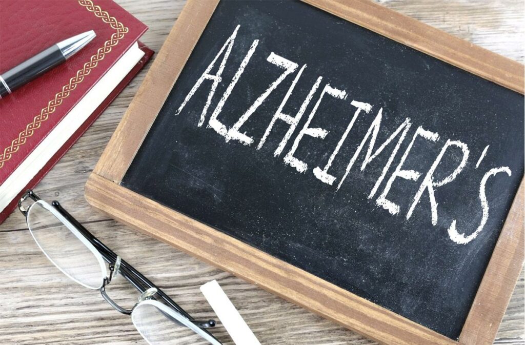 Early Signs of Alzheimer’s Disease in Older Adults: What Families Should Watch For 2 Alzheimer